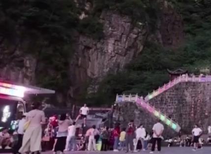 時髦“夜時光”燃動夏日夜游熱力 消費“新寵”激活經(jīng)濟新引擎