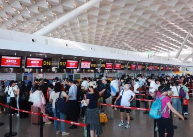 暑運(yùn)過(guò)半 鄭州機(jī)場(chǎng)旅客吞吐量超270萬(wàn)人次