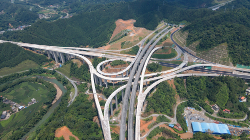 中建八局蒼昭高速三標(biāo)五分部正式開始瀝青攤鋪