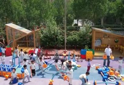 政策一“小步” 長遠(yuǎn)發(fā)展一“大步” 逐步推行免費學(xué)前教育意義重大