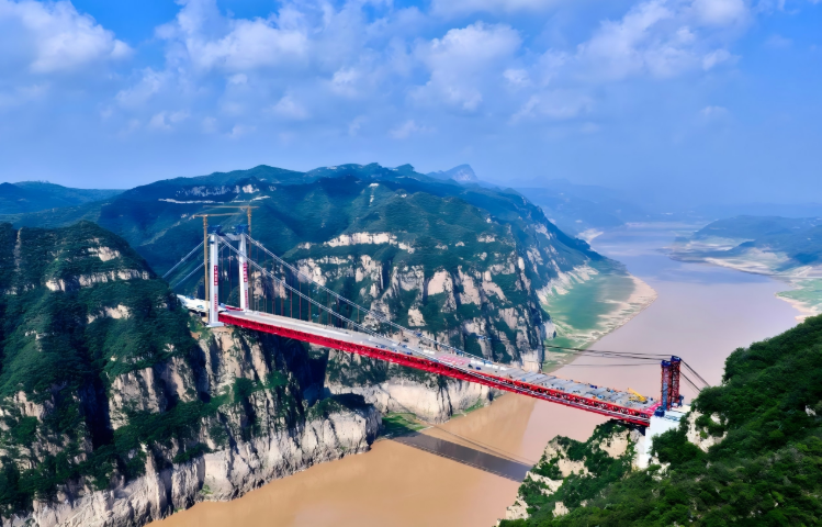 世界首座地錨式回轉(zhuǎn)纜懸索橋——濟(jì)新黃河大橋貫通