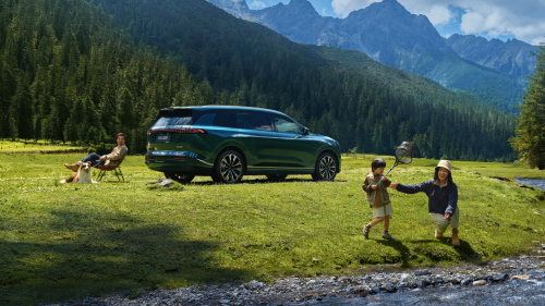 2026款東風(fēng)奕派eπ008六座版：大空間與高安全的完美融合