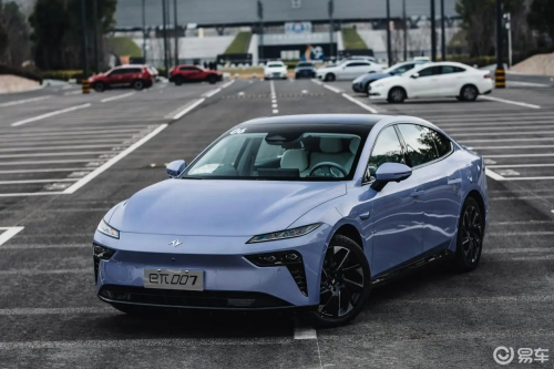 誰(shuí)說(shuō)15萬(wàn)只能買買菜車？eπ007電動(dòng)尾翼+3.7秒破百，性能黨狂喜！