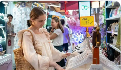 離境退稅政策成效明顯，有力拉動入境消費——上半年“中國購”銷售額增長近一倍