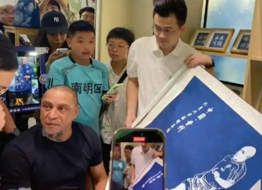 貴州“村超”熱度持續(xù)擴散 國際球星“引進來” 布依蠟染“走出去”