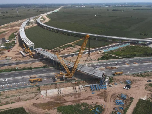 中交三航局長(zhǎng)修高速項(xiàng)目最重節(jié)段鋼箱梁完成吊裝