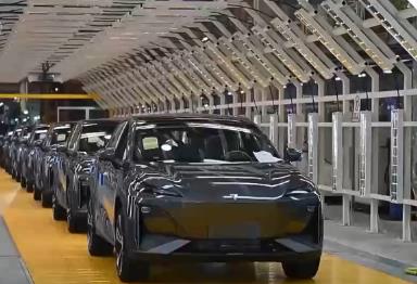 追“新”逐“變”，新能源汽車產(chǎn)業(yè)“降碳”正當(dāng)時