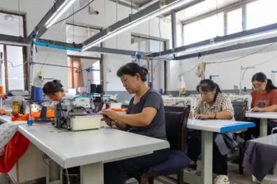 山西襄垣打造“共富工坊” 村民家門口端穩(wěn)“就業(yè)碗”