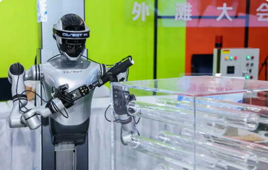 巡檢、救援、爆破　機(jī)器人加速“上崗”——從外灘大會看人工智能產(chǎn)業(yè)新應(yīng)用