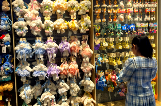 小掛件撬起大生意 “包掛經(jīng)濟”成消費新熱點