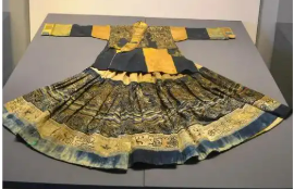 鷺鳥(niǎo)紋彩色蠟染褶裙：穿在身上的史詩(shī)