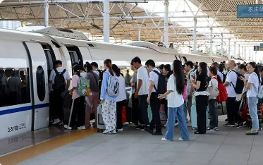 創(chuàng)歷史同期新高 1至8月全國(guó)鐵路發(fā)送旅客32億人次