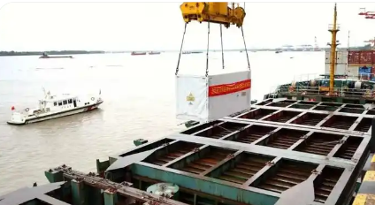 鄂產(chǎn)儲能裝備江海聯(lián)運“一箱制”首航出運