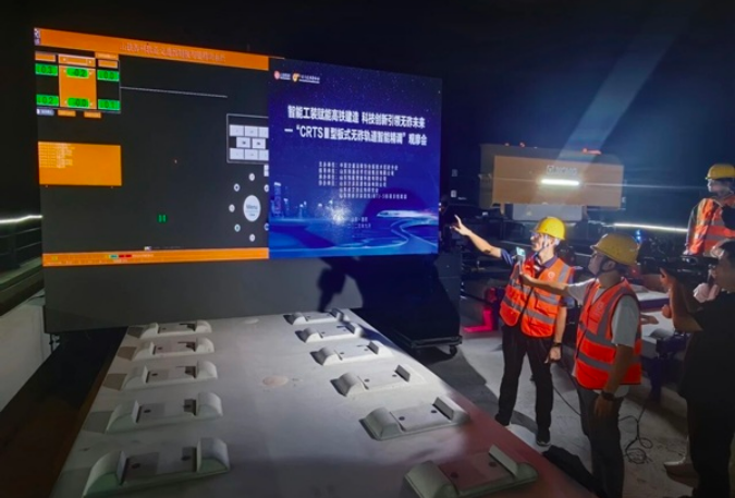 國際領(lǐng)先！山東鐵投集團(tuán)無砟軌道智能精調(diào)機(jī)器人亮相