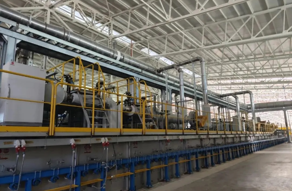 中國(guó)建材日熔化量800噸超白壓延光伏玻璃生產(chǎn)線成功點(diǎn)火