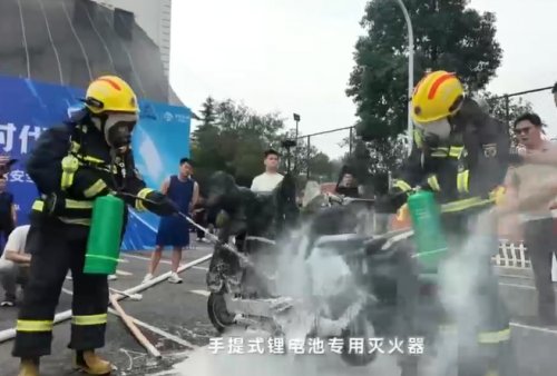 電動車充電起火視頻引熱議，中科永安鋰電池滅火設(shè)備 5 秒破局