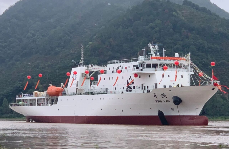 中國(guó)首艘5000噸級(jí)民間遠(yuǎn)洋醫(yī)療救援船下水