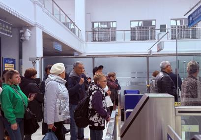 對(duì)俄免簽政策“滿月” 饒河跨境游“哈拉少！”