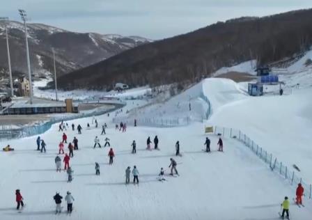 一季到四季；小眾到大眾！創(chuàng)新重構(gòu)冰雪產(chǎn)業(yè)鏈 冰雪消費釋放新增長點