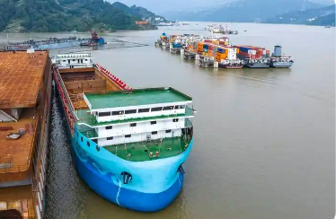 全球最大內(nèi)河萬噸級純電動運(yùn)輸船在湖北宜昌下水