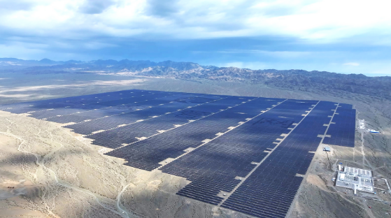 國家管網(wǎng)集團(tuán)首個地面集中式大型光伏發(fā)電項(xiàng)目在新疆并網(wǎng)
