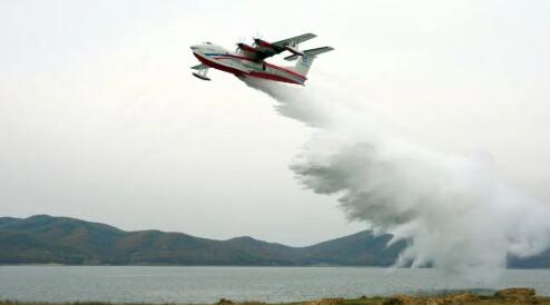 AG600“鯤龍”圓滿完成首次野外環(huán)境汲水投水演練
