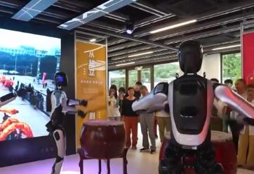 人形機(jī)器人應(yīng)用場景遍地開花 催生消費(fèi)新業(yè)態(tài)