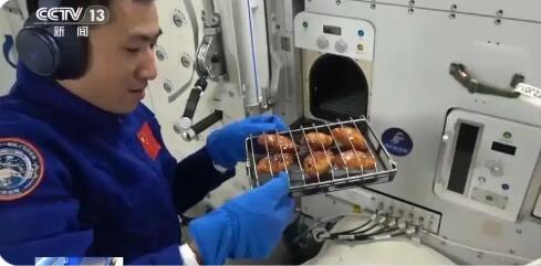 “太空廚房”裝備上新 這臺(tái)世界首創(chuàng)的爐子是如何誕生的？