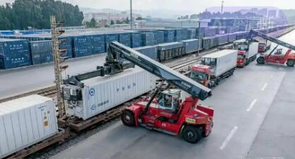 中老鐵路運(yùn)輸貨物突破7000萬噸 今年以來實(shí)現(xiàn)大幅增長(zhǎng)