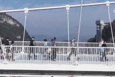 “政策+文化+服務(wù)”助推入境游 外國游客暢享“絲滑”便利引燃中國游熱潮