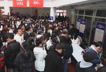 @高校畢業(yè)生，就業(yè)“大禮包”請查收！2025年秋招這幾類人才成“香餑餑”↓