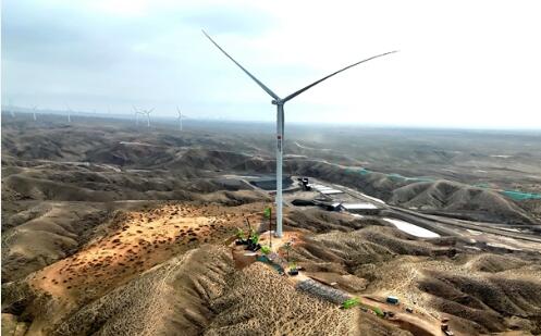 全國(guó)首個(gè)吉瓦級(jí)“沙戈荒”風(fēng)光同場(chǎng)項(xiàng)目首吊完成