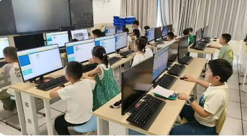 教育部基礎(chǔ)教育司負(fù)責(zé)人就《關(guān)于加強(qiáng)中小學(xué)科技教育的意見》答記者問