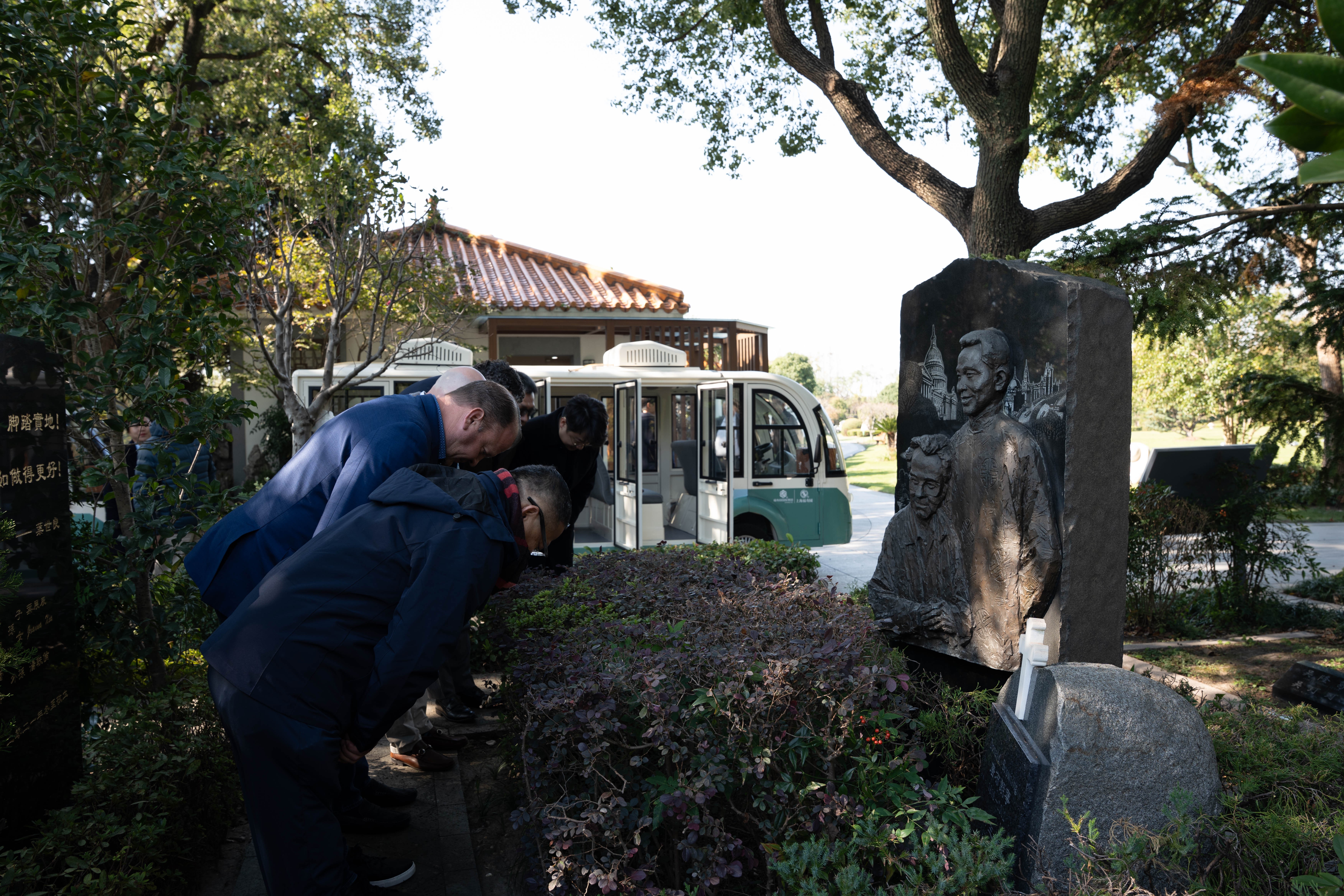 美國殯葬機(jī)構(gòu)SCI一行來滬祭掃飛虎隊(duì)援華戰(zhàn)士唐布朗寧