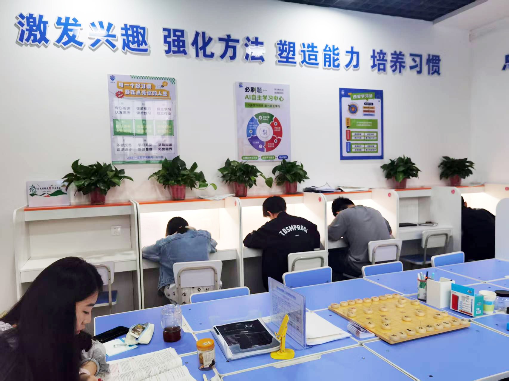 破局“紙面教育”：理想樹AI自主學(xué)習(xí)中心“空間陪伴”的教育轉(zhuǎn)型新模式