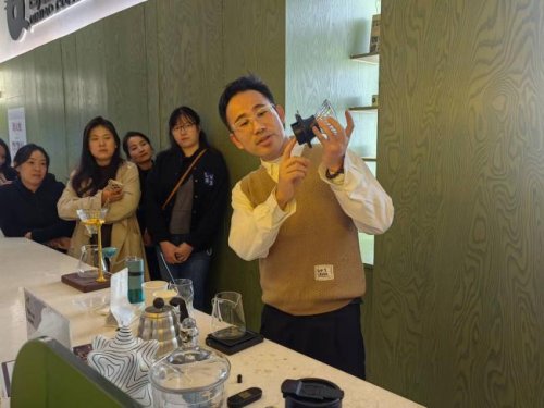 以咖啡之道 磨礪煙草匠心