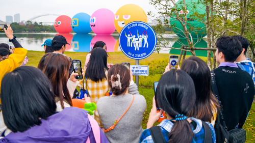 上海電信數(shù)字城市指示牌里的，是智惠城市的美好生活圖景