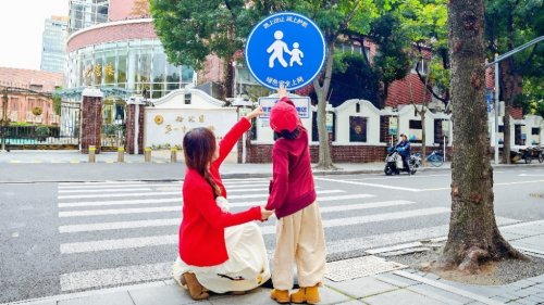 上海電信數(shù)字城市指示牌里的，是智惠城市的美好生活圖景