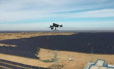 新能源運(yùn)維邁向智能化新時代 無人機(jī)守護(hù)沙漠光伏基地
