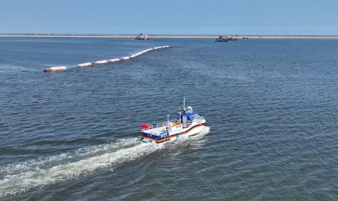 亞洲首艘自主研發(fā)耙吸式挖泥船無(wú)人測(cè)量艇投產(chǎn)