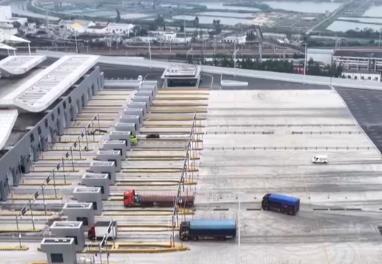 封關(guān)倒計(jì)時(shí)！“港口+查驗(yàn)場(chǎng)”協(xié)同運(yùn)作現(xiàn)代化物流助力海南自貿(mào)港貨物高效離島