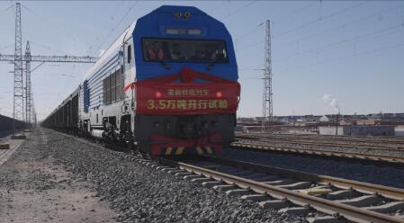 世界首列3.5萬噸級(jí)重載群組列車試驗(yàn)開行成功