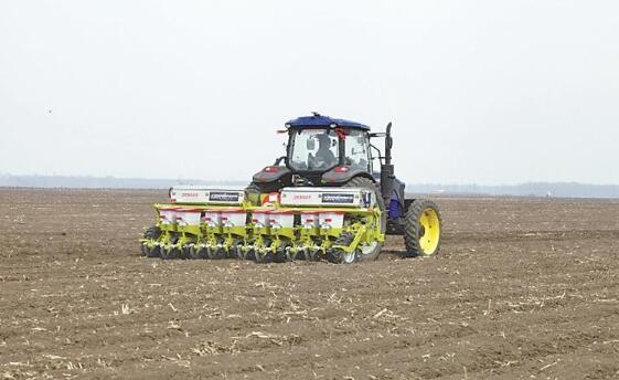 黑龍江：鐵牛耕沃野 “良機(jī)”搶先機(jī)