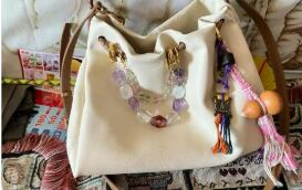 包掛上的新潮流——2025年消費(fèi)升級里的情緒表達(dá)