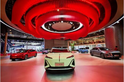 “洞見”創(chuàng)新 “紅旗”飄揚(yáng)——“紅旗”品牌書寫發(fā)展新篇