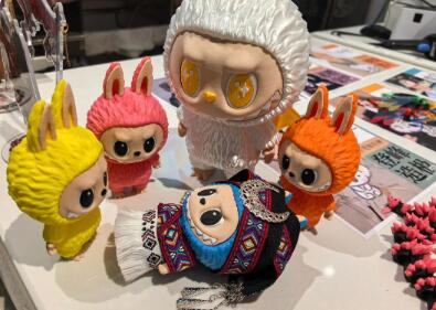 當(dāng)“新式芭比”穿上千年壯錦——“民族風(fēng)娃衣”激活潮玩產(chǎn)業(yè)文化消費(fèi)新賽道