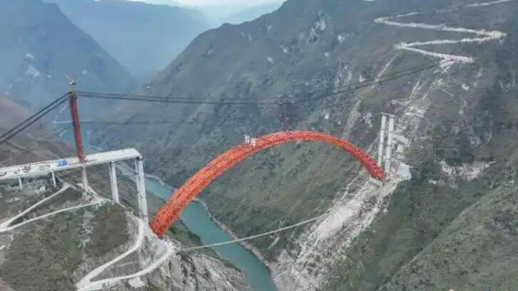 貴州安盤高速古牛河特大橋合龍