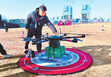 全國首批郵政無人機(jī)“飛手”在鄭起航