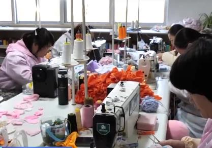 創(chuàng)意、速度讓馬年玩具市場“熱辣滾燙” 訂單火爆促企業(yè)“開足馬力”生產(chǎn)