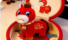 從“哭哭馬”到“愛你老己”年輕人如何用消費安放時代情緒？